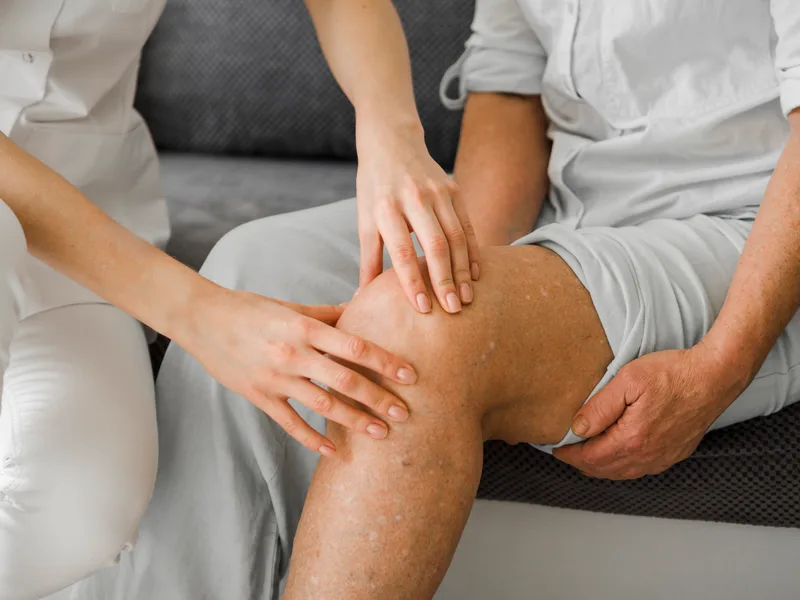 Chiropractic care for knee pain at Bluebonnet Chiropractic in Tomball