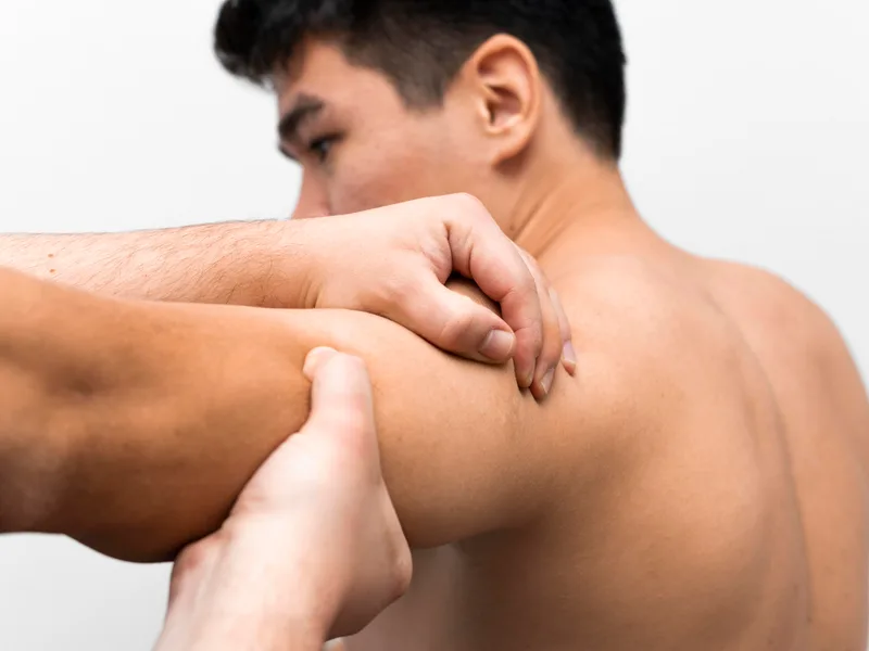 Bluebonnet Chiropractic treating shoulder pain in Tomball